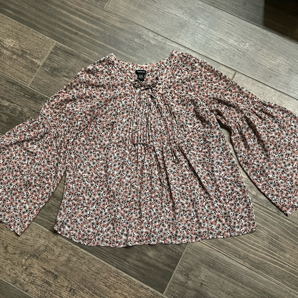 Women’s Torrid lace up, floral chiffon blouse with bell sleeves. EUC